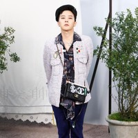 Eksplorasi gaya sering ditunjukkan G-Dragon saat berbusana Chanel. Salah satunya ketika dia hadir di show Chanel Haute Couture Spring/Summer 2020, Paris Fashion Week. Foto: Getty Images