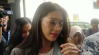 Tata datang sebagai saksi.