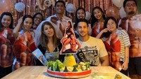 Sebentar lagi akan melepas masa lajangnya, Bobby dapat kejutan manis dari teman-temannya, yang menghadirkan nasi tumpeng hingga makanan lainnya untuk perayaan Bride & Groom Shower.  Foto: Instagram @bobbyida