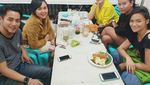 Tak Gengsi Jadi Driver Taksi Online, Dharty Manullang Tetap Eksis Saat Kulineran