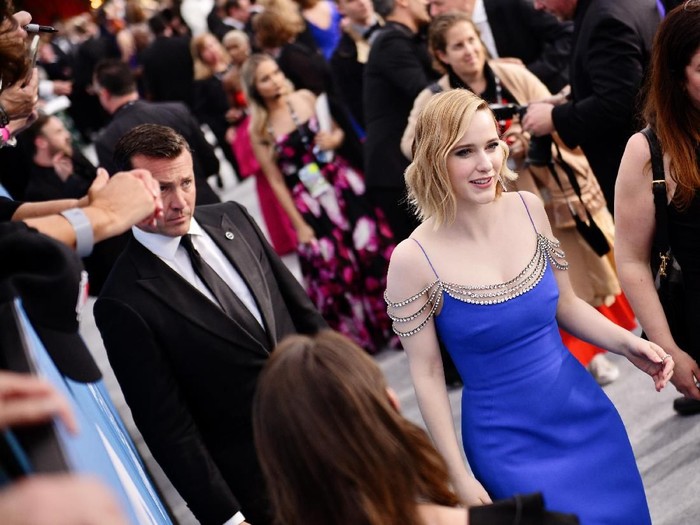 Rachel Brosnahan di SAG Awards 2020 Rachel Brosnahan poses in the press room with the award for outstanding performance by an ensemble in a comedy series for The Marvelous Mrs. Maisel at the 26th annual Screen Actors Guild Awards at the Shrine Auditorium & Expo Hall on Sunday, Jan. 19, 2020, in Los Angeles. (Photo by Jordan Strauss/Invision/AP)