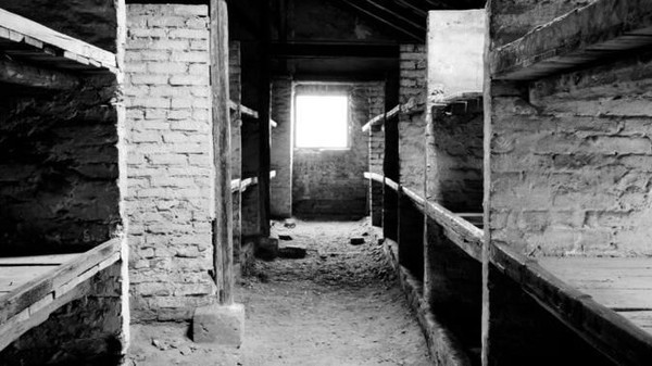 Memasuki tahun 1944, ketika Nazi nyaris kalah dari Sekutu, komandan Auschwitz mulai menghancurkan barang bukti penyiksaan di kamp tersebut. Mereka merobohkan, meledakkan, dan membakar bangunan. Tak lupa, segala catatan juga dihancurkan. Foto: AP Photo Memasuki tahun 1944, ketika Nazi nyaris kalah dari Sekutu, komandan Auschwitz mulai menghancurkan barang bukti penyiksaan di kamp tersebut. Mereka merobohkan, meledakkan, dan membakar bangunan. Tak lupa, segala catatan juga dihancurkan. Foto: AP Photo