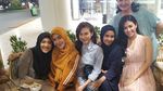Tak Gengsi Jadi Driver Taksi Online, Dharty Manullang Tetap Eksis Saat Kulineran