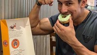 Selain burger dan kentang, ada juga donat manis yang dipilihnya sebagai menu Cheat Day. Foto: Instagram @bobbyida