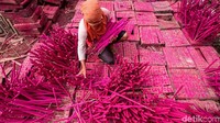 Harganya bervariasi. Hio Naga dipatok Rp 15.000 per batang, Hio Samkai Rp 300 per batang, sedangkan Hio Crucut Rp 9.000 per batang.