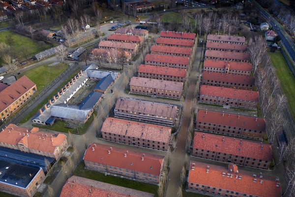 Kamp Auschwitz terdiri atas 3 kamp konsentrasi utama yaitu Auschwitz I, Auschwitz II-Birkenau, dan Auschwitz III-Monowitz. Setiap kamp memiliki fungsi yang berbeda-beda. Foto: Getty Images Kamp Auschwitz terdiri atas 3 kamp konsentrasi utama yaitu Auschwitz I, Auschwitz II-Birkenau, dan Auschwitz III-Monowitz. Setiap kamp memiliki fungsi yang berbeda-beda. Foto: Getty Images