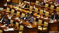 Adapun agenda paripurna hari ini adalah penetapan 50 RUU Prolegnas Prioritas tahun 2020. Diketahui, 4 RUU yang terkait omnibus law ada di dalamnya.