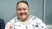 Komedian Rony Dozer meninggal dunia pada 11 November 2021. Pria yang wafat di usia 46 tahun tersebut sempat sesak napas karena kolesterolnya naik. Rony Dozer ditemukan meninggal dunia di teras saat para tetangga melintasi rumahnya mendekati waktu maghrib. Palevi S/detikcom