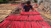 Pabrik seluas kira-kira 1000 m2 itu diisi oleh sekitar 10 pegawai.