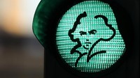 Bahkan salah satu lampu lalin di Bonn terpampang gambar wajah Beethoven di lampu hijau.