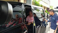 Usai pemeriksan, Ari langsung meninggalkan Mapolda Jatim menggunakan mobilnya.