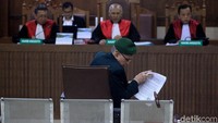 Sidang hari ini, Kivlan rencananya akan melanjutkan pembacaan eksepsi atau nota keberatan atas dakwaan jaksa. Dia mengaku saat ini kondisinya belum sehat, tapi akan tetap membacakan nota keberatan.