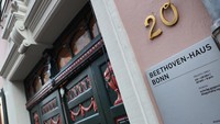 Rumah Beethoven dibuka kembali untuk umum sebagai museum setelah renovasi besar-besaran. Museum ini memajang sejumlah instrumen serta buku catatan yang digunakannya untuk berkomunikasi setelah tuli pada 1801 - 26 tahun sebelum kematiannya.