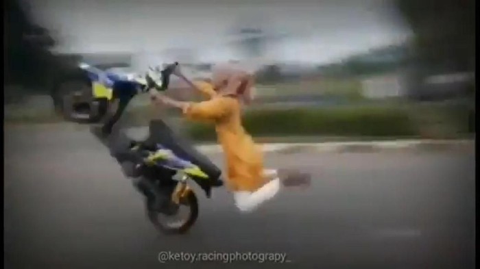 Duh, Ukhti Naik Beat Racing Sambil Wheelie Akhirnya Terjungkal Duh, Ukhti Naik Beat Racing Sambil Wheelie Akhirnya Terjungkal