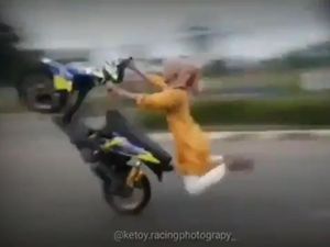 Duh, Ukhti Naik Beat Racing Sambil Wheelie Akhirnya Terjungkal