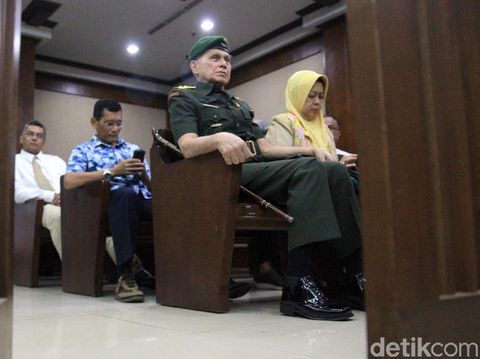 Seragam Purnawirawan Kivlan di Persidangan Demi Kehormatan