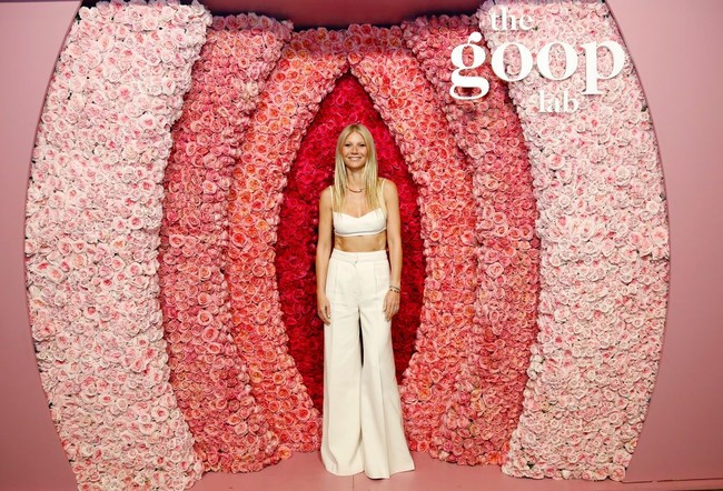 Gwyneth Paltrow punya dokumenter baru di Netflix, yang diberi judul The Goop Lab. Tampil di acara promosi acara tersebut, Gwyneth pun memanfaatkan momen tersebut untuk memamerkan aura seksinya. (Foto: Rachel Murray/Getty Images)