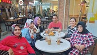Kalau momen ngopi cantik Dharty Manullang yang satu ini bertempat di salah satu kedai kopi yang berada di kawasan Cibubur, Jakarta Timur. Sambil ngopi, ia juga ditemani dengan roti camilan. Foto: Instagram @dhartymanullang