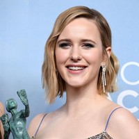 Rachel Brosnahan menang penghargaan Emmy Awards 2018 untuk kategori Aktris Wanita Terbaik. Tahu di mana dia simpan pialanya? Aku simpan di toilet, jawabnya. Foto: Getty Images