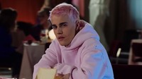 Justin Bieber ketahuan meludahi fans saat dirinya berada di sebuah balkon. Foto: Justin Bieber