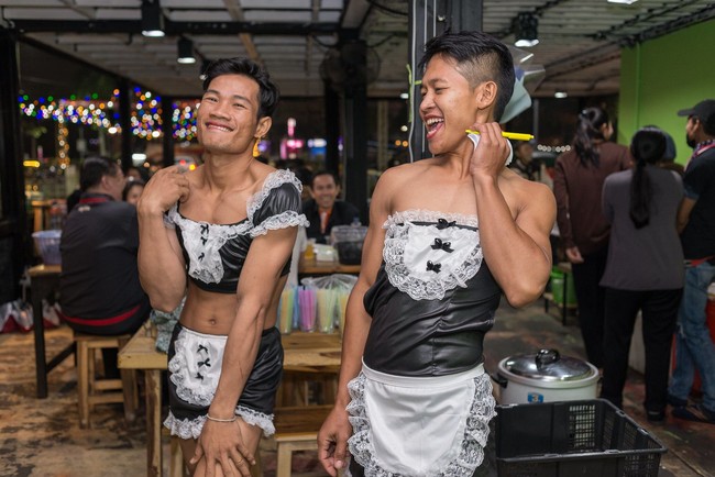 Joget Ayam dan Suki Happy, Aksi Lucu Pelayan Restoran yang Jago Joget