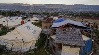 Setelah 16 bulan pascabencana gempa, tsunami, dan likuefaksi di Palu, Sigi, dan Donggala, sejumlah korban bencana masih bertahan di tenda-tenda darurat.