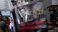 Warga yang mendatangi kantor Kemenkum HAM tersebut nampak membawa spanduk dan poster berisi kritik dan tuntutan agar Menkum HAM Yasonna Laoly meminta maaf atas ucapannya yang menyebut Tanjung Priok adalah daerah miskin, kumuh dan kriminal.