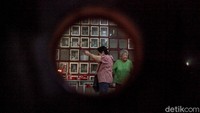 Beragam persiapan menyambut Tahun Baru Imlek dilakukan oleh para warga Tionghoa di seluruh dunia, termasuk di Indonesia. Selain membersihkan rumah dan klenteng, sejumlah warga Tionghoa juga berziarah makam maupun ke rumah abu.