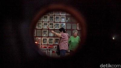 Begini Potret Warga Tionghoa Berziarah Jelang Imlek