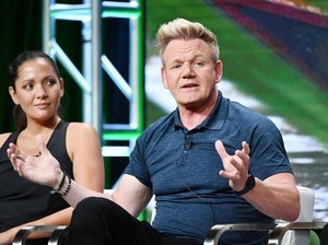 Kunjungi Tanah Datar, Gordon Ramsay Coba Tradisi Makan Bajamba