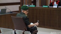 Kivlan Zen didakwa dengan Pasal 1 ayat (1) UU Nomor 12/drt/1951 jo Pasal 55 ayat (1) ke-1 KUHP atau Pasal 1 ayat (1) UU Nomor 12/drt/1951 jo Pasal 56 ayat (1) KUHP.