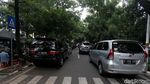 Bandel! Parkir Liar Duduki Bahu Jalan Raden Fatah
