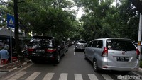Tak jarang parkir liar di kawasan tersebut menimbulkan kemacetan karena jalan yang seharusnya dapat dilintasi dua mobil hanya dapat digunakan untuk satu mobil saja karena bahu jalan itu digunakan untuk menjadi parkir liar.