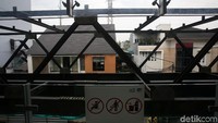 Dengan adanya sky bridge ini diharapkan para warga tak perlu lagi kesulitan bila ingin berpindah moda transportasi.