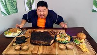 Pria bertubuh tambun yang sudah bisa berbahasa Indonesia ini tampaknya kepincut dengan kelezatan aneka makanan Indonesia. Ia bahkan sudah menetap selama 4 tahun dan kini menjadi salah satu pembawa acara kulineran.  Foto: instagram @kentakenta3
