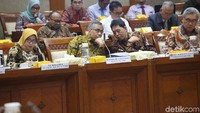 Kemudian, rapat ini dihadiri oleh 15 anggota dari 7 fraksi. Pada awalnya, rapat ini berlangsung tertutup. Namun, setelah 10 menit rapat berjalan, tepatnya pada pukul 10.25 WIB, rapat akhirnya berlangsung terbuka. Rapat ini dipimpin oleh Ketua Komisi XI DPR RI Dito Ganinduto.