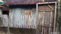 Pintu pagar terlihat dirantai dan digembok dari luar.