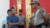 Mahamenteri Keraton Agung Sejagat itu terlihat memakai kemeja warna biru.