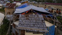 Dengan kondisi yang sederhana dan seadanya para penyintas bencana bertahan tinggal dan beraktivitas di tenda darurat tersebut.