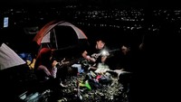 Traveler bisa berkemah sepuasnya di Bukit Gede, gratis. Asalkan traveler bisa menjaga kebersihan dan dilarang merusak tanaman yang ada di sana. Ingat-ingat ya! (dok. Istimewa)