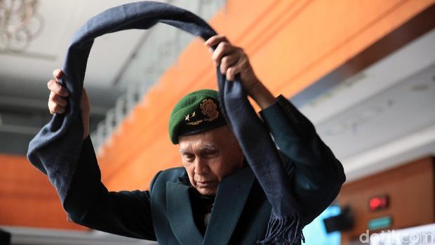 Kivlan Zen jalani sidang lanjutan terkait kasus kepemilikan senpi ilegal dan peluru tajam. Dalam sidang eksepsi itu Kivlan mengenakan seragam purnawirawan TNI.