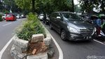 Bandel! Parkir Liar Duduki Bahu Jalan Raden Fatah