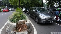 keberadaan parkir liar itu membuat sejumlah kendaraan lain yang juga melintasi jalan tersebut menjadi kesulitan dan tak jarang menimbulkan kemacetan.