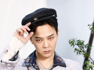 Kembali Tampil Unik, G-Dragon Pakai Dasi dari Tali Sepatu