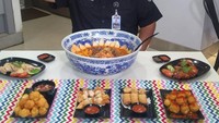  Mangkuk makanan Kenta lebih mirip baskom ya, ukurannya besar banget. Belum lagi makanan yang ada di depannya. Semuanya ia lahap sendirian nih. Foto: instagram @kentakenta3