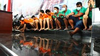 19 orang tersangka berhasil diamankan polisi, satu di antaranya ditembak mati karena melakukan perlawanan.