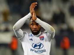 Penyerang Lyon Moussa Dembele sempat dikaitkan dengan Chelsea pada Januari lalu. Kabarnya, ia kini dibidik Juve. (Foto: NICOLAS TUCAT / AFP)