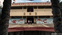 Rumah Abu Jenazah Purwah yang berada di kawasan Cengkareng, Jakarta Barat, kerap dikunjungi warga Tionghoa menjelang Tahun Baru Imlek.