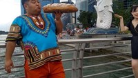 Jalan-jalan ke Singapura, Kenta juga tak lupa membawa bekal makanan. Sepotong roti ukuran jumbo jadi santapannya.Foto: instagram @kentakenta3
