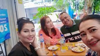 Mengunjungi restoran dilakukan di waktu senggang ketika tidak ada jadwal shooting. Nah, waktu libut shot, kita meet up ya, tulisnya dalam keterangan foto. Foto: Instagram @dhartymanullang